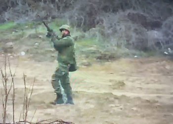 Yunan askerinden şok hareket: 'Sizi keseceğim'