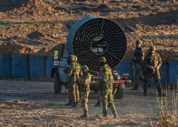 Yunanistan sığınmacılara karşı gaz bombalarının etkisini artırmak için 'fan' çalıştırıyor