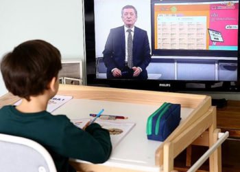 Bakan Selçuk'tan ilk ders! Uzaktan eğitim başladı