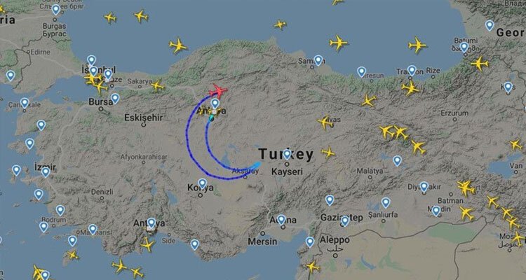 TK-1920 gökyüzünde ay-yıldız çiziyor