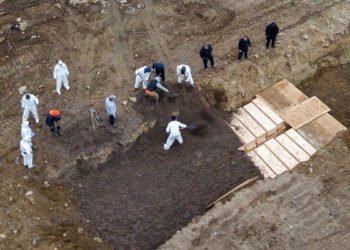 ABD’de koronavirüsten ölenler toplu mezarlara gömülüyor