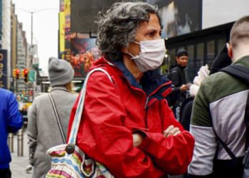 Çinli bilim insanı: En büyük yanlış virüse karşı maske takmamak