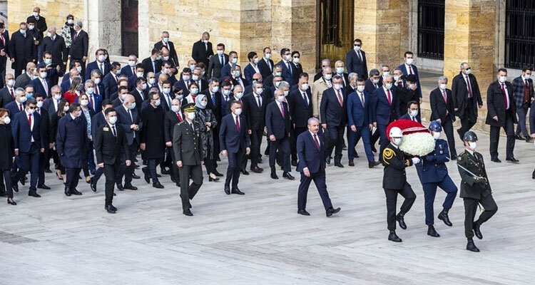 Anıtkabir'de maskeli tören