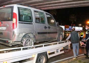 Antalya'da iki lastiği olmayan araçla 15 kilometre kaçtı