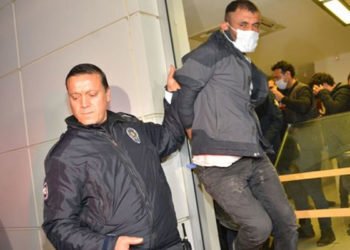 Bankaya giren şüpheli çatıdan kaçmak isterken yakalandı