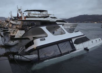 Beşiktaş sahilinde lüks tekne battı