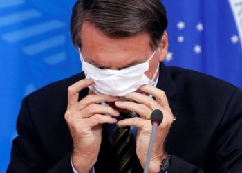 Koronayı hala küçümsüyor! Pastaneye gitti, yuhalandı