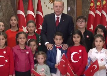 Erdoğan çocuklarla birlikte İstiklal Marşı'nı okudu