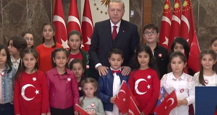 Erdoğan çocuklarla birlikte İstiklal Marşı'nı okudu
