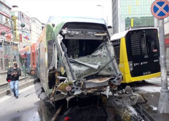 İstanbul'da tramvay İETT otobüsüne çarptı