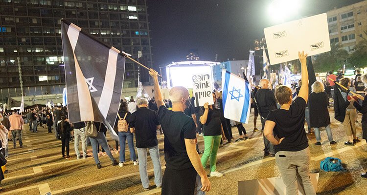 İsrail'de Netanyahu'ya karşı sosyal mesafeli protesto