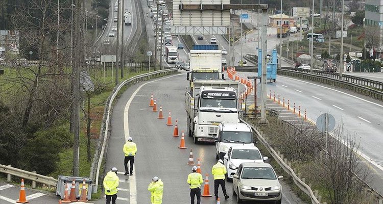 İstanbul'un giriş ve çıkışlarında denetimler sürüyor