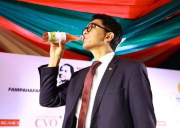 'Korona ilacını bulduk' dedi, canlı yayında içti