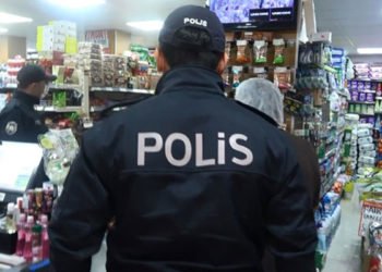 Yasağa rağmen açık olan markete baskın