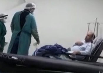 Maske takmamak için direndi