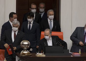 Meclis'te maskeli oturum