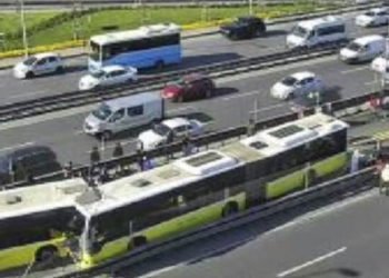 İstanbul'da iki metrobüs kafa kafaya çarpıştı!