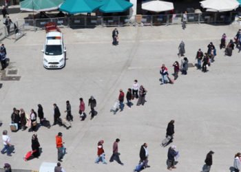 Pazar önünde 1 kilometre kuyruk