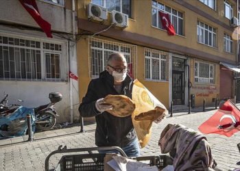 Ramazan pidesi evlere servis edildi