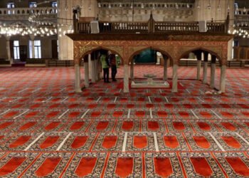 Camilerde yeniden cemaatle ibadet cuma namazı ile başlayacak