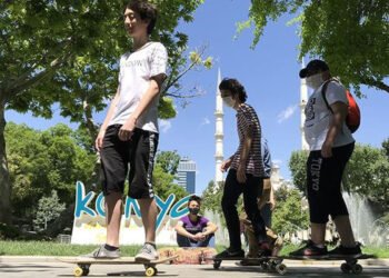 15-20 yaş grubu gençler Ramazan Bayramı öncesinde sokakları doldurdu