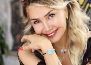 Yonca Evcimik'ten sahne emekçileri için göbek şov!