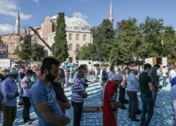 Vatandaşlar akın akın Ayasofya-i Kebir Cami-i Şerifi'ni ziyaret ediyor