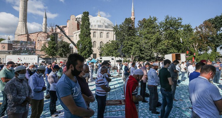 Vatandaşlar akın akın Ayasofya-i Kebir Cami-i Şerifi'ni ziyaret ediyor