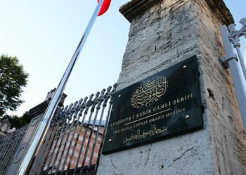 Ayasofya Camisi'ne 'Ayasofya-i Kebir Cami-i Şerifi' tabelası asıldı