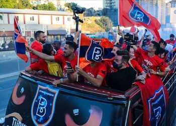 Medipol Başakşehir şampiyonluğunu kutluyor