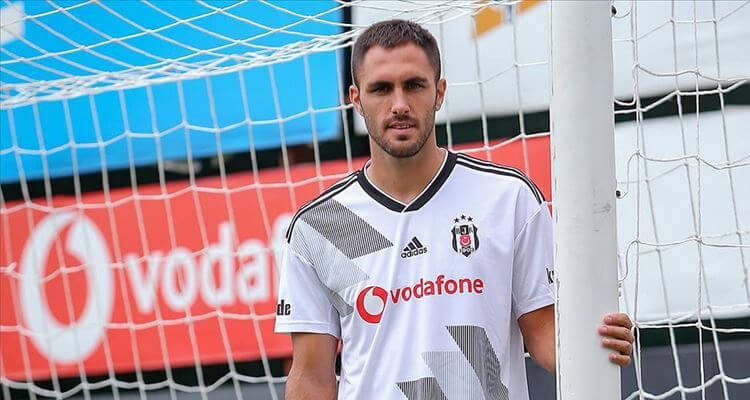 Beşiktaş'ta Victor Ruiz ile yollar ayrıldı