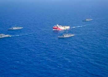 Oruç Reis sismik araştırma gemisine Türk Deniz Kuvvetleri refakat ediyor