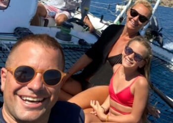 Bikinisini photoshop yapan Pınar Altuğ bikinili yakalandı