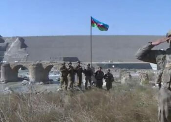 Aliyev: Tarihi Hudaferin Köprüsü'ne Azerbaycan bayrağı dikildi