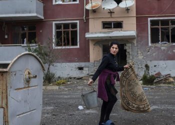 Ermenistan ordusunca yoğun ateş altında tutulan Terter'de yaşayanlar evlerini bırakmıyor