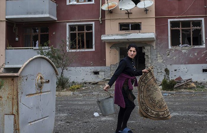 Ermenistan ordusunca yoğun ateş altında tutulan Terter'de yaşayanlar evlerini bırakmıyor