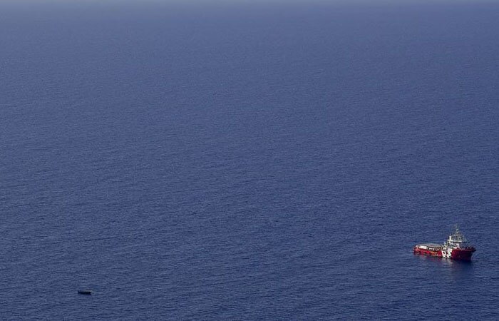 Libya açıklarında düzensiz göçmenleri taşıyan tekne battı: 74 ölü