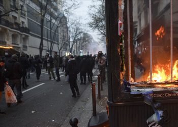 Fransa'da güvenlik yasa tasarısına karşı yapılan eylemlerin sürdürülmesi çağrısı