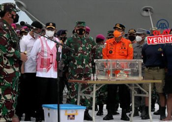 Endonezya’da düşen yolcu uçağının karakutusu denizden çıkarıldı