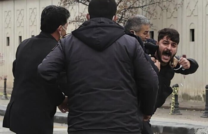 Ümitcan Uygun'un yakınları gazetecilere saldırdı