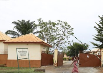 Nijerya'da yatılı okula düzenlenen silahlı saldırıda 27 öğrenci ile 3'ü öğretmen 15 kişi kaçırıldı