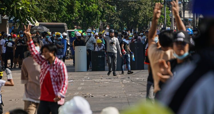 Myanmar'daki protestolara güvenlik güçlerinin silahlı müdahalesi sonucu en az 38 kişi öldü