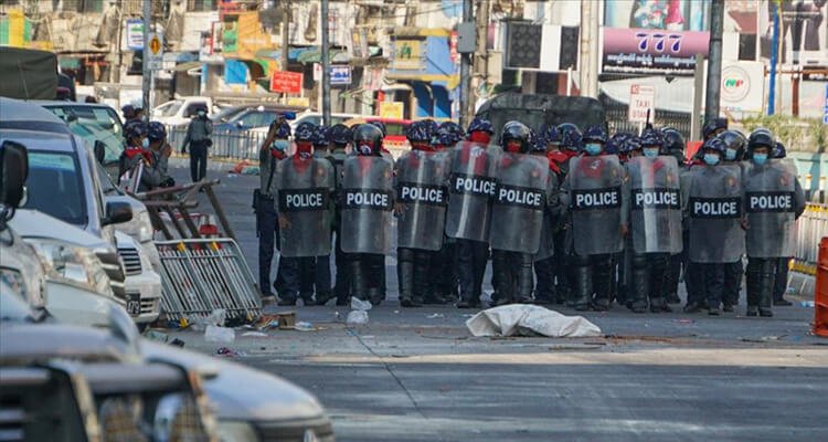 Myanmar'da güvenlik güçleri protestoculara karşı gerçek mermi kullandı: 10 ölü